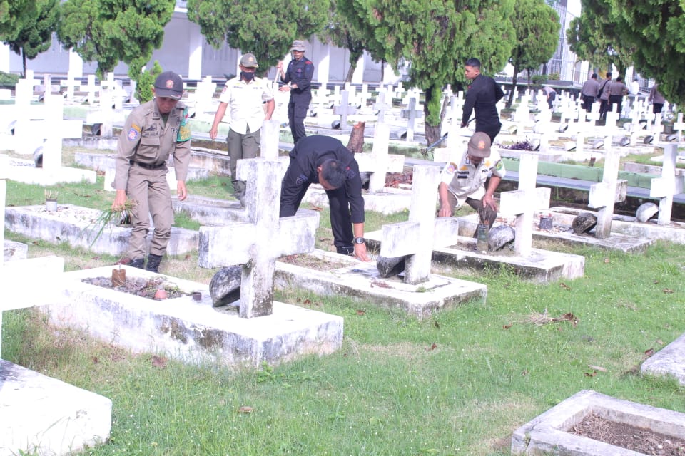 Kegiatan Karya Bakti di Taman Makam Pahlawan ( TMP) Bukit Barisan Jalan Sisingamangaraja